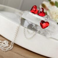 Komplet biżuterii z sercami: kolczyki, wisiorek i łańcuszek - kryształy Swarovski Light Siam (czerwony)
