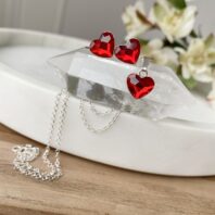 Komplet biżuterii z sercami: kolczyki, wisiorek i łańcuszek - kryształy Swarovski Light Siam (czerwony)