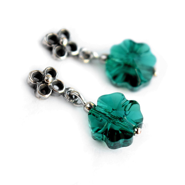 Bardzo krótkie kolczyki z czterolistnymi koniczynkami Swarovski Emerald