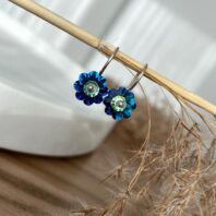 Delikatne kolczyki w kształcie kwiatuszków z kryształami Swarovskiego