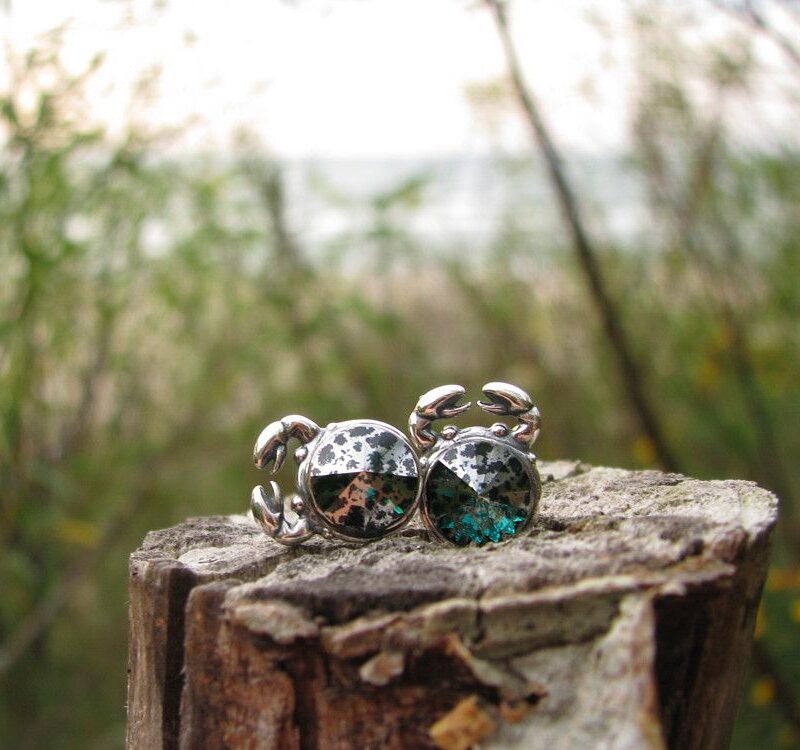Morskie kolczyki kraby szmaragdowe - Swarovski Emerald Silver Patina
