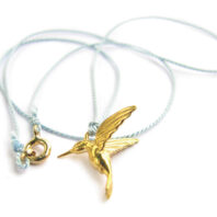 Naszyjnik z kolibrem złocony na jedwabiu