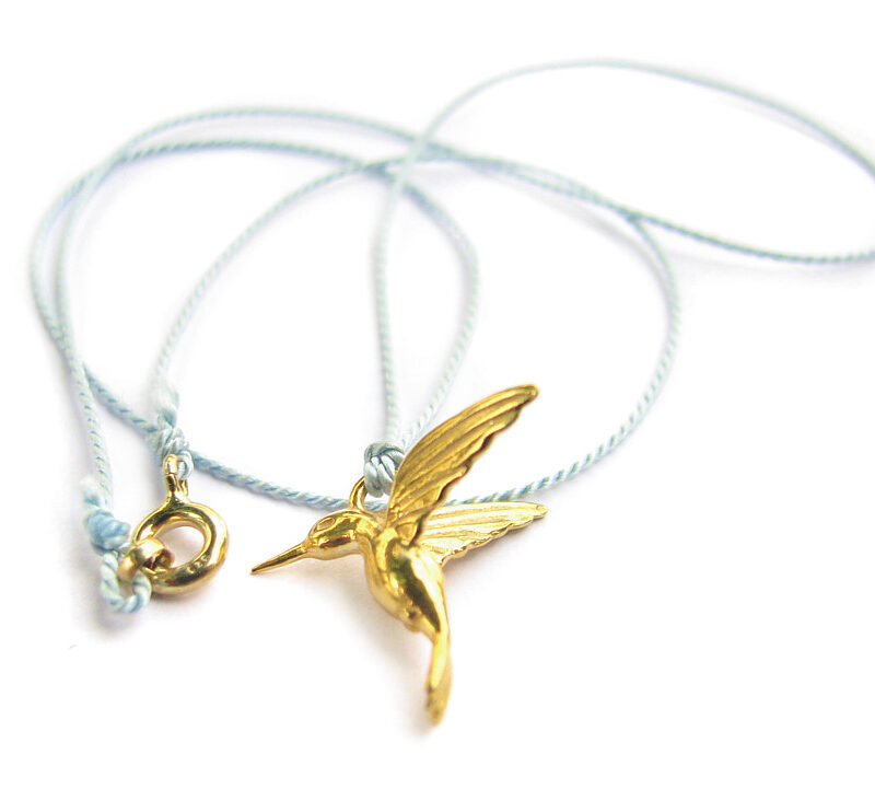 Naszyjnik z kolibrem złocony na jedwabiu