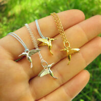 Naszyjniki z kolibrami złocone i srebrne
