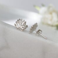 Drobniutkie srebrne wkrętki w kształcie kwiatu lotosu