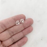 Maleńkie srebrne kolczyki-sztyfty w kształcie kwiatu lotosu
