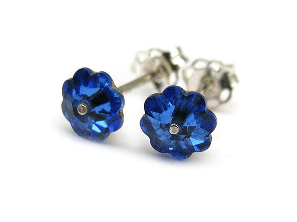 Małe kolczyki z szafirowymi kwiatuszkami Swarovski Sapphire
