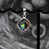 Mały srebrny wisior - zawieszka Smocze Oko z kryształu Swarovski Mystic Square w kolorze Vitrail Medium