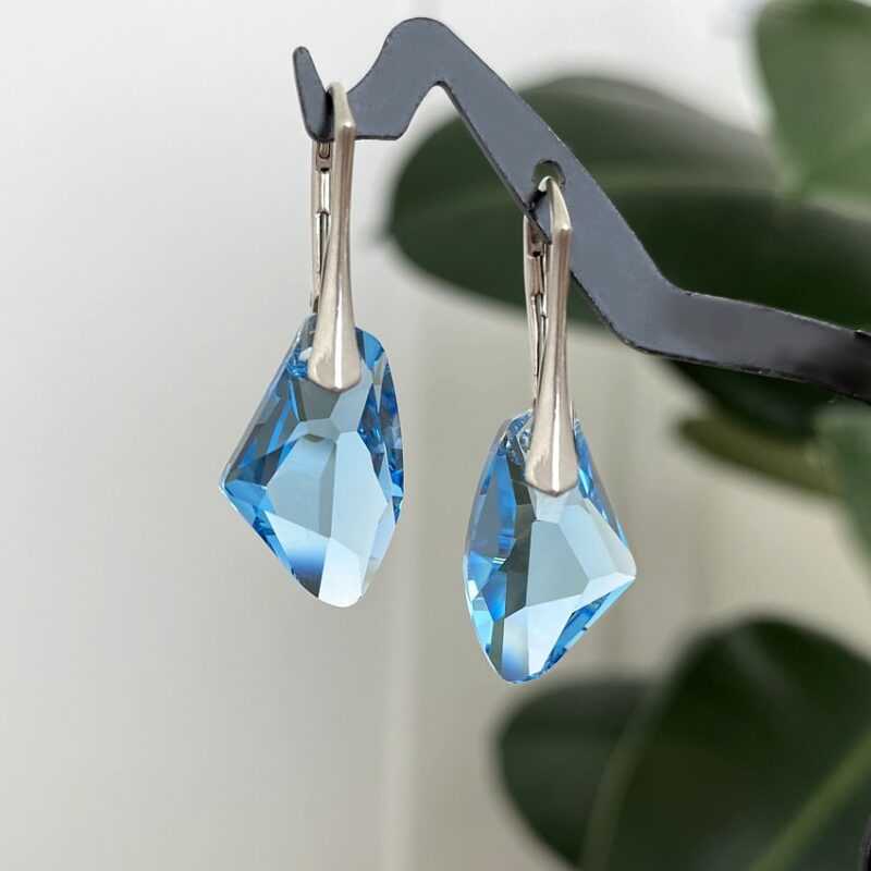 Kolczyki zapinane (bigle angielskie) z bękitnymi kryształami Swarovskego w błękitnym kolorze (aqamarine)