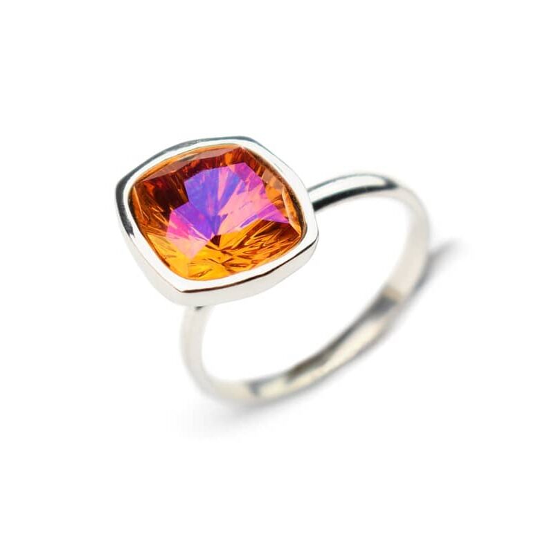 Asymetryczny pierścionek z ognistym smoczym okiem - kryształ Mystic Square w odcieniu Astral Pink
