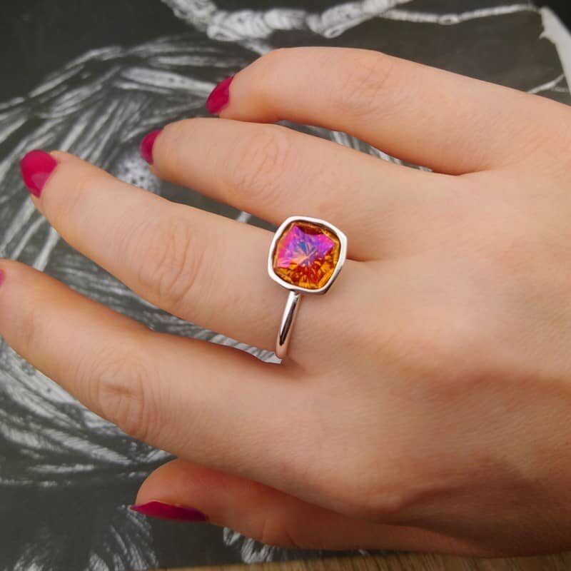 Asymetryczny pierścionek z ognistym smoczym okiem - kryształ Mystic Square w odcieniu Astral Pink