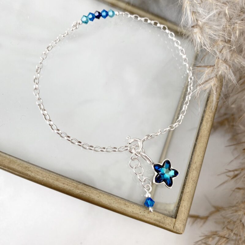 Rozgwiazda - cieniutka, srebrna bransoletka z niebieskimi kryształami Swarovskiego