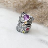 Zestaw srebrnych pierścionków w surowym stylu z kamieniami naturalnymi