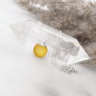 Srebrny, ręcznie robiony naszyjnik z matową, bursztynową kuleczką