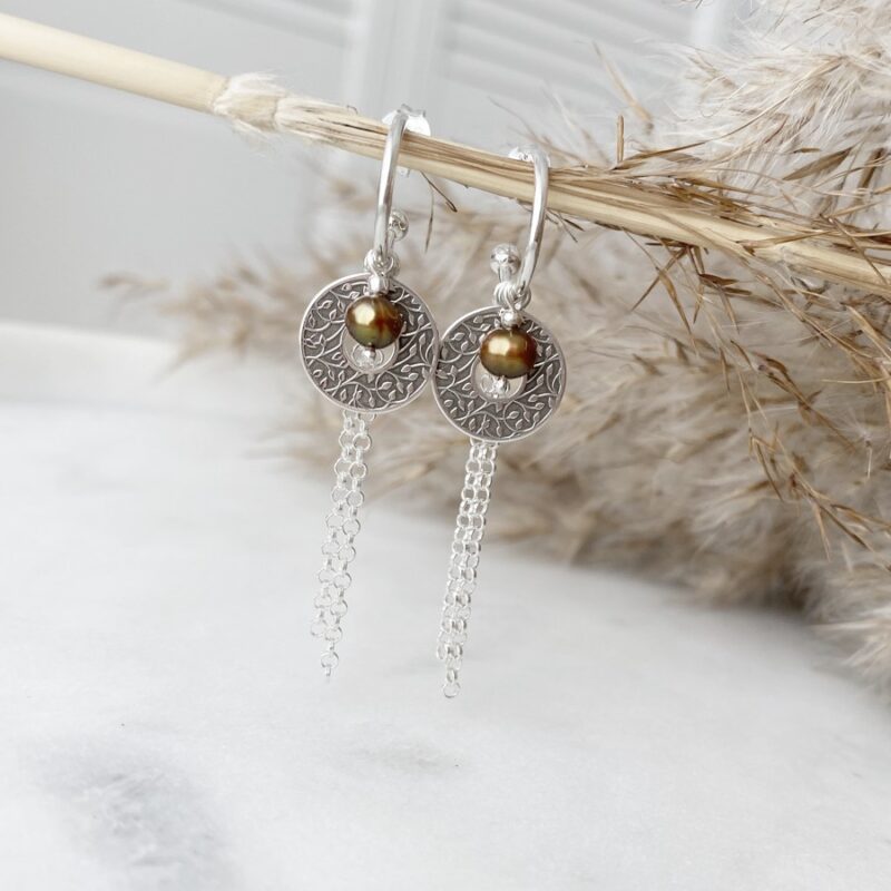 Długie, srebrne kolczyki z z naturalnymi perłami w odcieniu miedzi