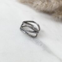 Srebrny pierścionek o nieregularnym kształcie