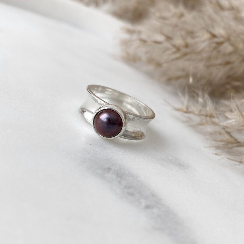 Minimalistyczny, srebrny pierścionek z naturalną perłą