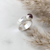 Klasyczny, srebrny pierścionek z perłą
