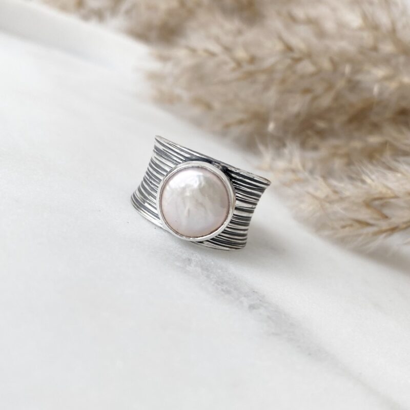 Szeroki, srebrny pierścionek z nieregularną perłą