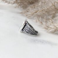 Srebrny, ręcznie robiony pierścionek z onyksem w orientalnym stylu