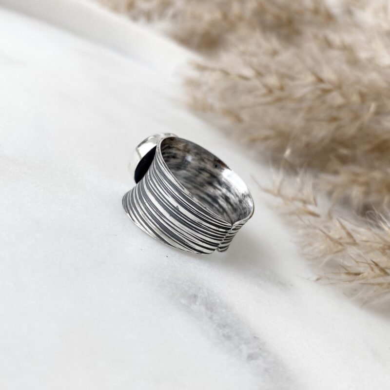 Szeroki, srebrny pierścionek z naturalną perłą
