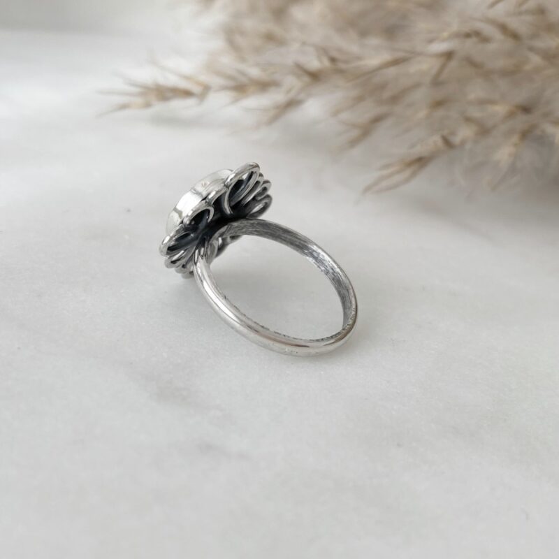 Srebrny, wykonany ręcznie pierścionek z muszlą w kolorze niebieskim