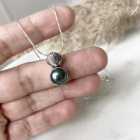 Niewielki naszyjnik ze srebra oraz naturalnej perły