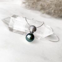 Srebrny naszyjnik z naturalną perłą w odcieniach zieleni