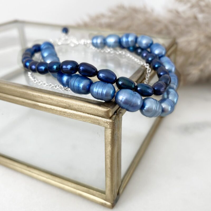Efektowna bransoletka ze srebra i pereł w kolorze niebieskim