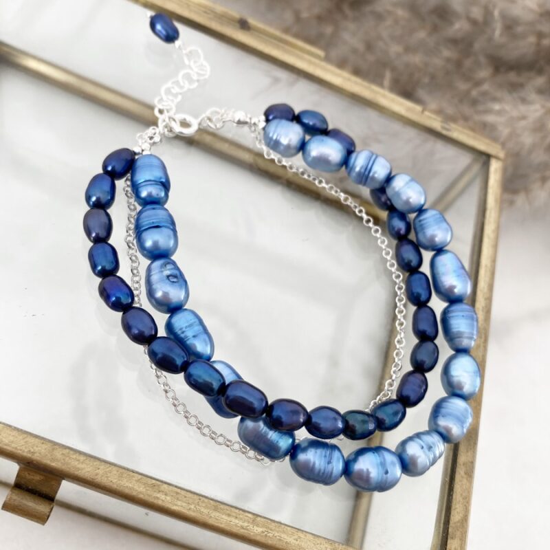 Bransoletka ze srebra i nieregularnych pereł w kolorze niebieskim