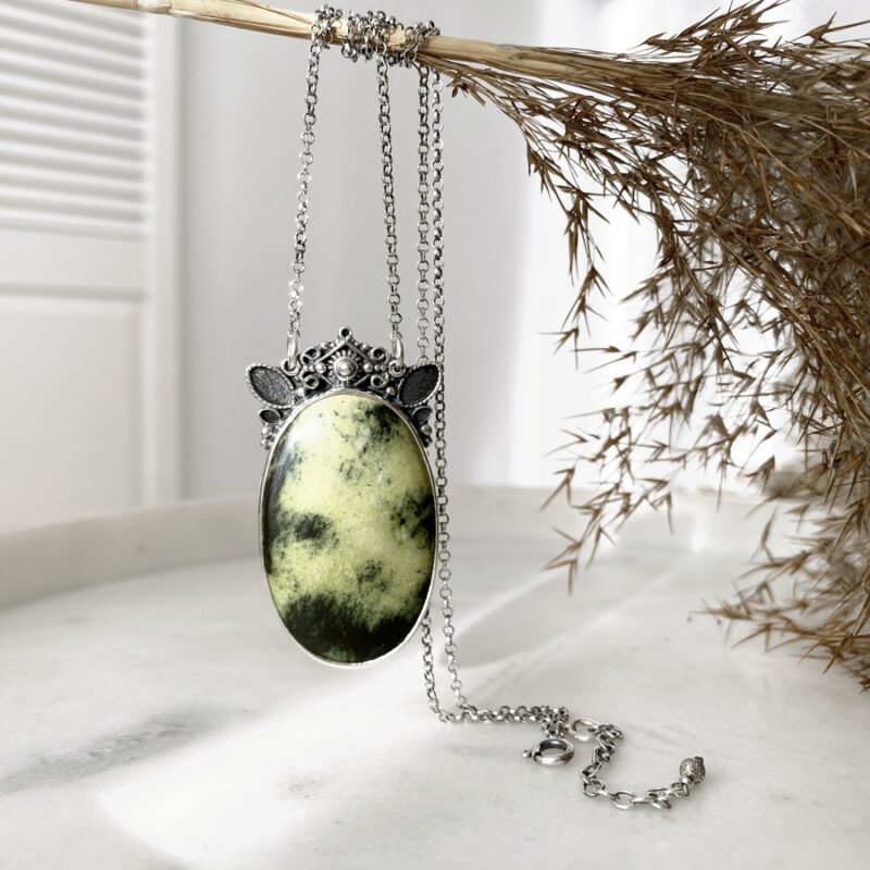Efektowny, srebrny naszyjnik wykonany ręcznie i ozdobiony zielonym kamieniem